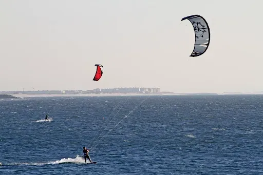Odkryj Magię Kitesurfingu na Sycylijskich Plażach